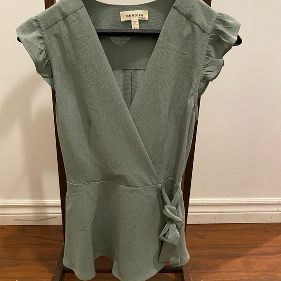 Monteau Tops - 🔥5/$15🔥 Light Green Sleeveless Blouse